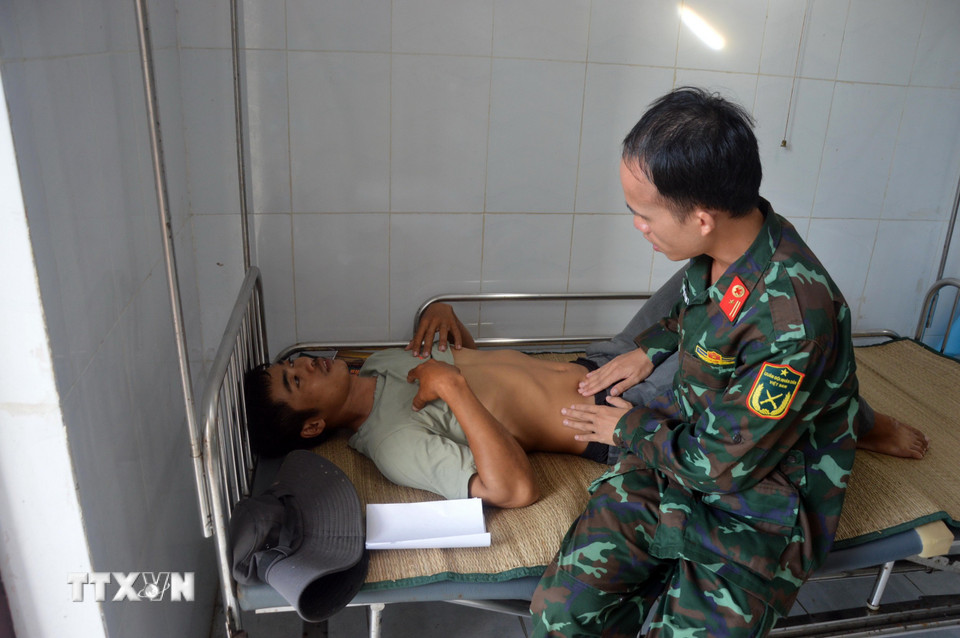 Bác sỹ tại Bệnh xá Quân y đảo Song Tử Tây thăm khám cho ngư dân hoạt động ở Trường Sa. (Ảnh: TTXVN phát)