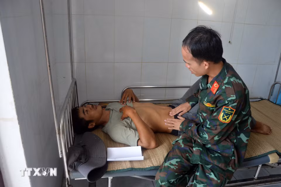 Bác sỹ tại Bệnh xá Quân y đảo Song Tử Tây thăm khám cho ngư dân hoạt động ở Trường Sa. (Ảnh: TTXVN phát)