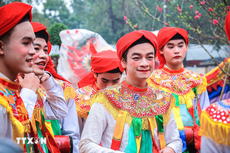 Biểu diễn điệu múa "đánh bồng" trong lễ hội là các trai làng đóng giả làm con gái, má phấn, môi son, đầu chít khăn mỏ quạ, váy nhiễu màu đen với những dải màu ngũ sắc. (Ảnh: Hoàng Hiếu/TTXVN)