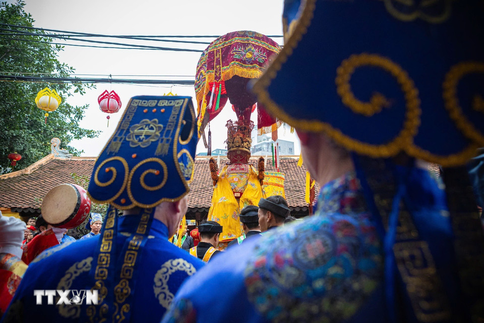 Nghi thức rước Vua từ trong Đại Đình lên kiệu trong lễ hội làng Triều Khúc. (Ảnh: Phạm Tuấn Anh/TTXVN)