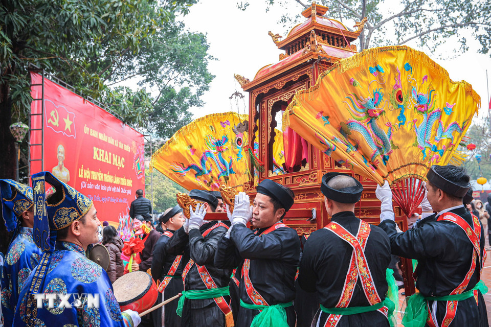 Lễ rước kiệu trong lễ hội làng Triều Khúc là phần không thể thiếu trong nhiều lễ hội truyền thống Việt Nam. (Ảnh: Hoàng Hiếu/TTXVN)