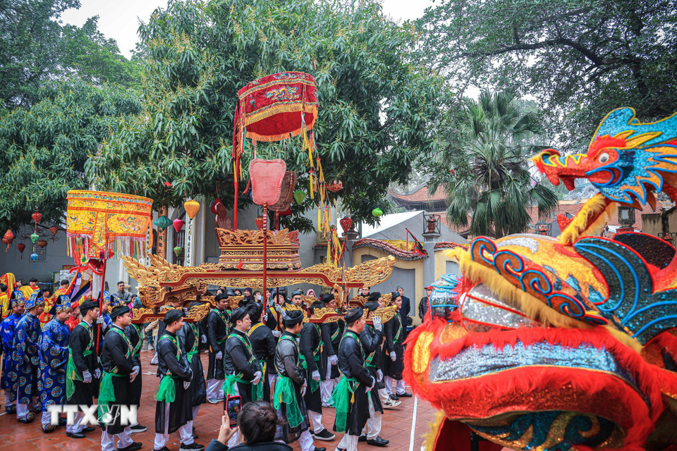 Lễ rước kiệu Vua xuất phát từ Đình thờ sắc đến Đại Đình trong Lễ hội làng Triều Khúc. (Ảnh: Hoàng Hiếu/TTXVN)