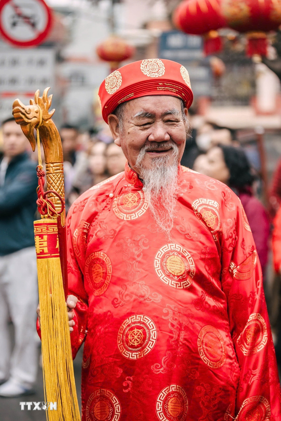 Cao niên làng Triều Khúc tham gia lễ rước. (Ảnh: Phạm Tuấn Anh/TTXVN)