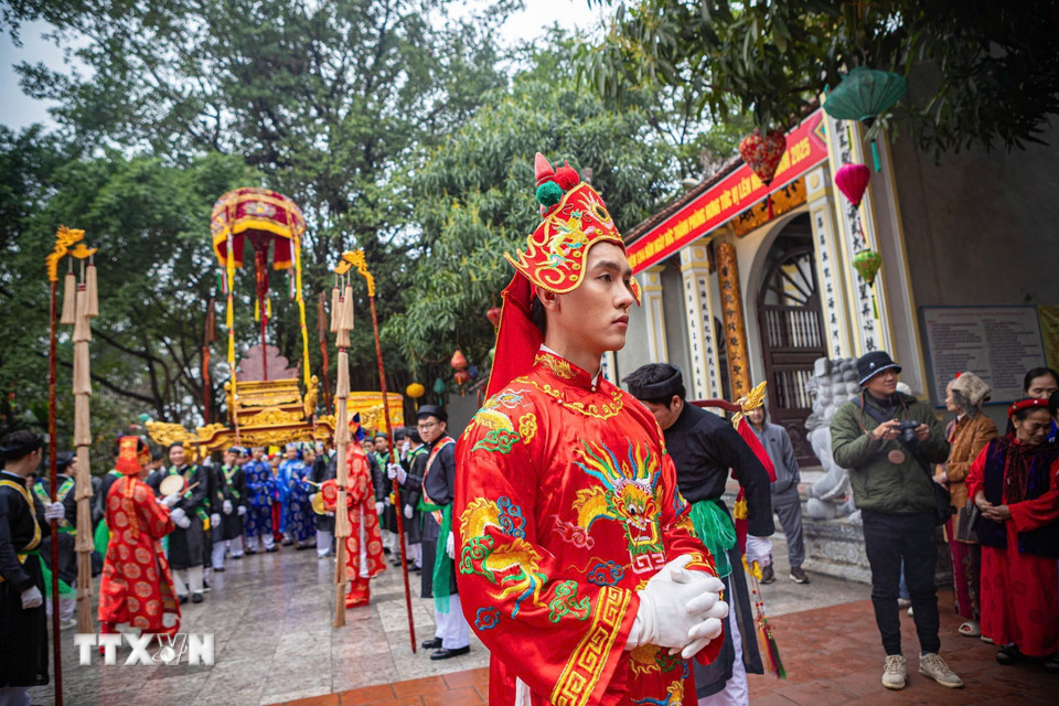Nghi lễ rước kiệu Vua từ Đình thờ sắc ra Đại Đình. (Ảnh: Phạm Tuấn Anh/TTXVN)