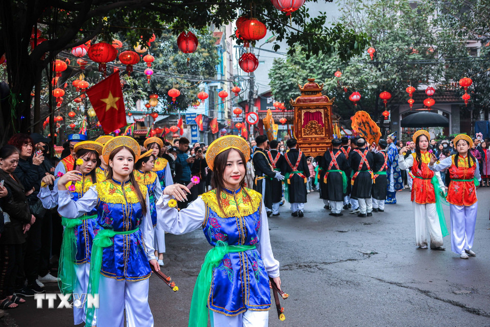 Các thiếu nữ biểu diễn múa "sinh tiền" trong lễ hội làng Triều Khúc. (Ảnh: Hoàng Hiếu/TTXVN)