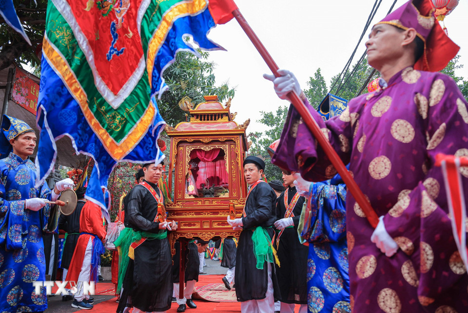 Nghi thức rước kiệu trang trọng trong Lễ hội làng Triều Khúc. (Ảnh: Hoàng Hiếu/TTXVN)
