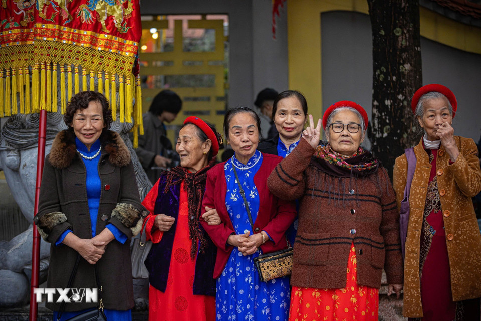 Các cụ cao niên tham gia lễ hội làng Triều Khúc - Di sản Văn hóa Phi vật thể Quốc gia. (Ảnh: Phạm Tuấn Anh/TTXVN)
