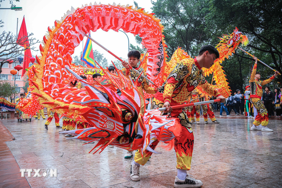Tiết mục biểu diễn múa rồng trong Lễ hội làng Triều Khúc. (Ảnh: Hoàng Hiếu/TTXVN)