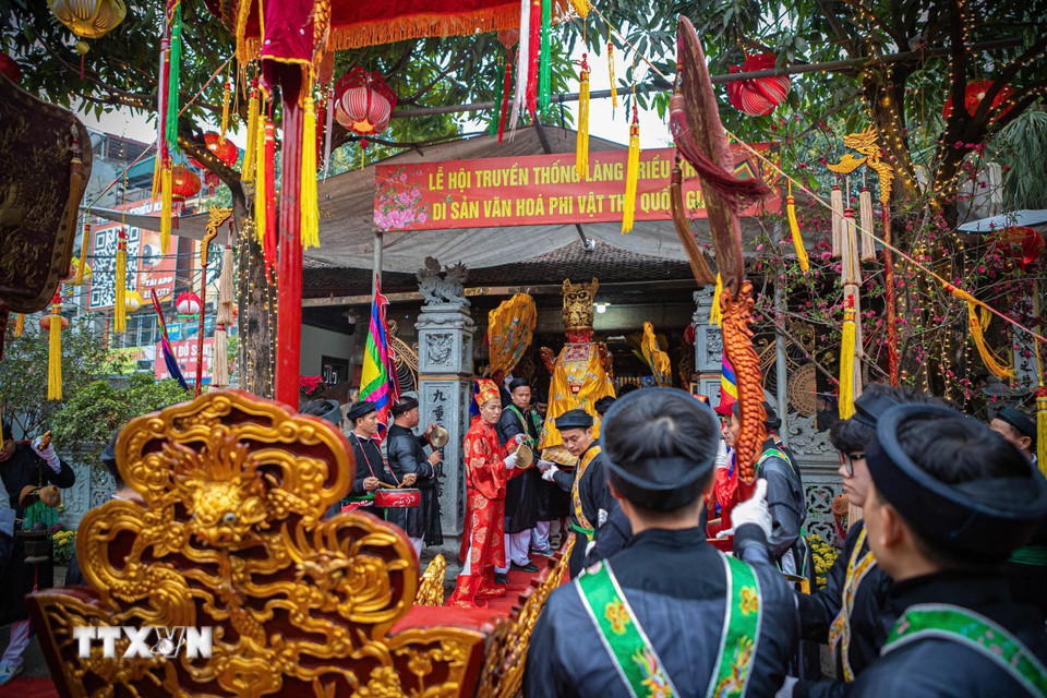 Nghi thức rước Vua từ trong Đại Đình lên kiệu trong lễ hội làng Triều Khúc. (Ảnh: Phạm Tuấn Anh/TTXVN)