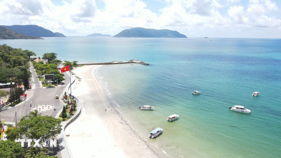 Một góc Trung tâm huyện Côn Đảo và Cầu tàu lịch sử 914. (Ảnh: TTXVN phát)