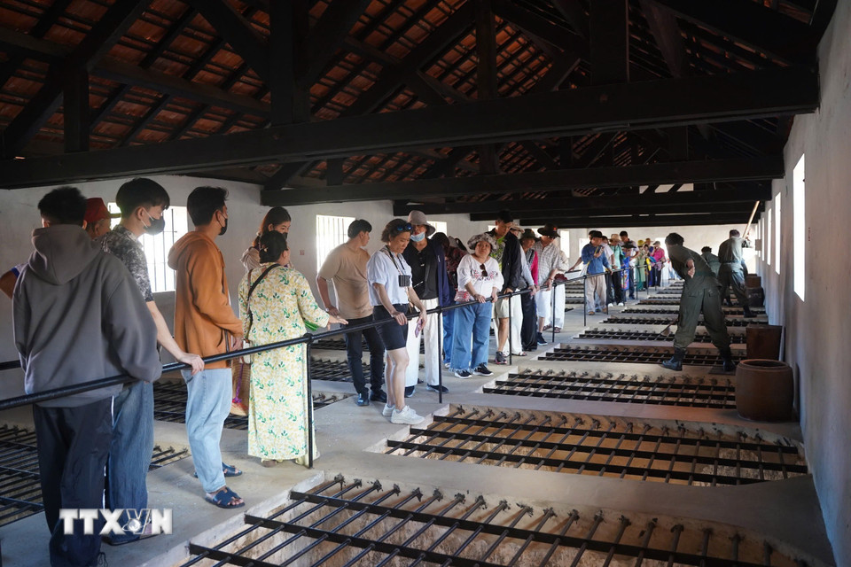 Du khách trong và ngoài nước tham quan hệ thống nhà tù Côn Đảo. (Ảnh: TTXVN phát)