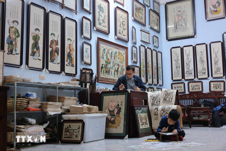 Hiện nay, còn rất ít gia đình tại làng Đông Hồ có con, cháu còn làm nghề, lưu giữ truyền thống văn hóa của các thế hệ cha, ông. (Ảnh: Hoàng Hiếu/TTXVN)