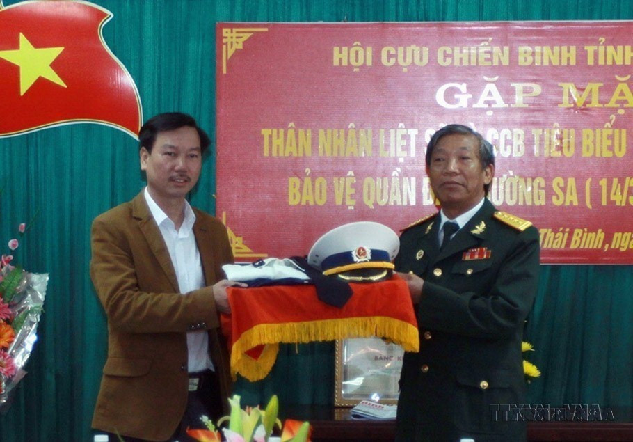 Cựu chiến binh Vũ Huy Lễ, Anh hùng Lực lượng Vũ trang Nhân dân, thuyền trưởng tàu HQ505 trong trận chiến đấu bảo vệ chủ quyền Tổ quốc ở đá Gạc Ma năm 1988, trao lại bộ quân phục của mình cho Bảo tàng Thái Bình. (Ảnh: Thế Duyệt/TTXVN)