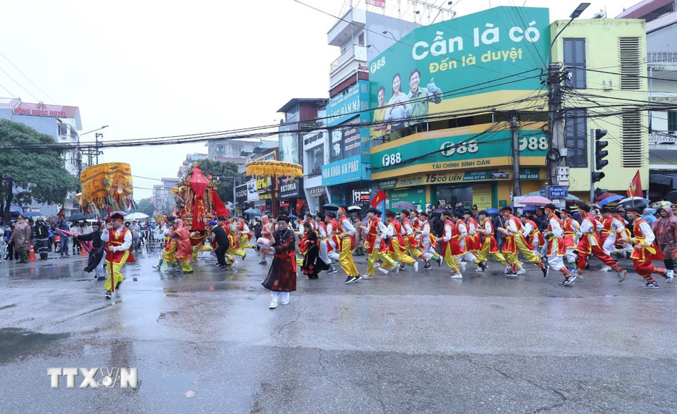Đoàn rước đi qua các dãy phố tại thành phố Lạng Sơn từ đền Kỳ Cùng lên đền Tả Phủ. (Ảnh: Anh Tuấn/TTXVN)