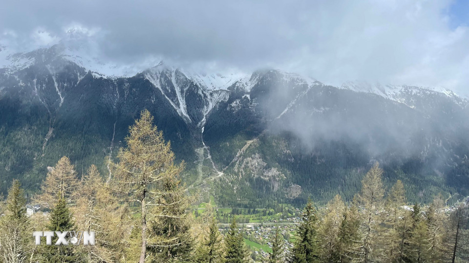 Khung cảnh hùng vĩ của những đỉnh núi tuyết phủ quanh năm nhìn qua cửa sổ của đoàn tàu. (Ảnh: Nguyễn Thu Hà/TTXVN)