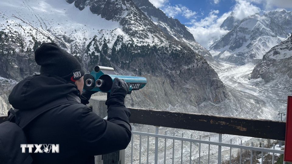 Du khách ngắm Biển Băng lớn nhất nước Pháp trên đỉnh núi Montenvers, ở độ cao ấn tượng 1.913m, thuộc dãy Alpes - Mont Blanc. (Ảnh: Nguyễn Thu Hà/TTXVN)