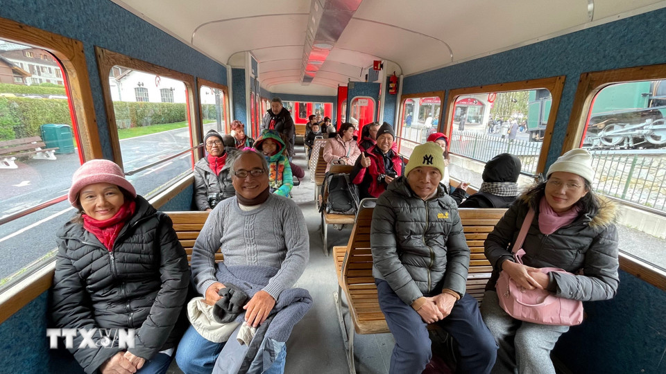 Ngồi trên tàu leo núi ở thị trấn Chamonix (Pháp), du khách có thể ngắm nhìn khung cảnh xung quanh. (Ảnh: Nguyễn Thu Hà/TTXVN)