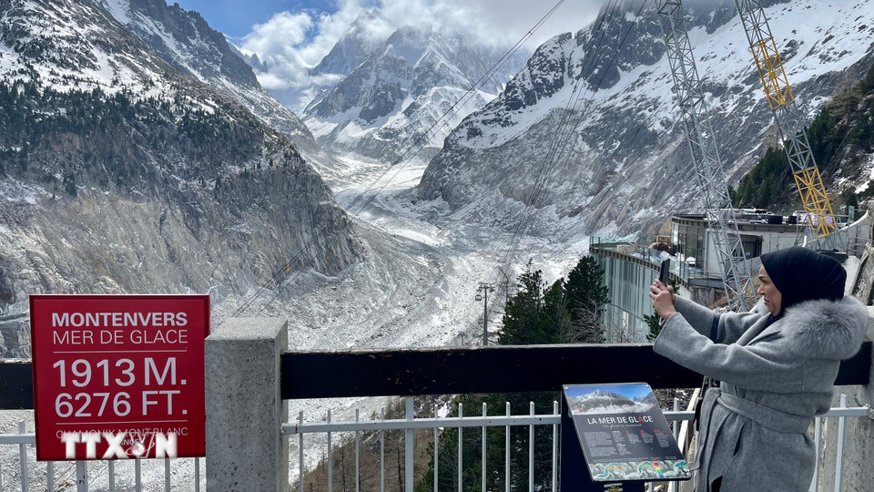 Du khách ngắm Biển Băng lớn nhất nước Pháp trên đỉnh núi Montenvers, ở độ cao ấn tượng 1.913m thuộc dãy Alpes-Mont Blanc. (Ảnh: Nguyễn Thu Hà/TTXVN)
