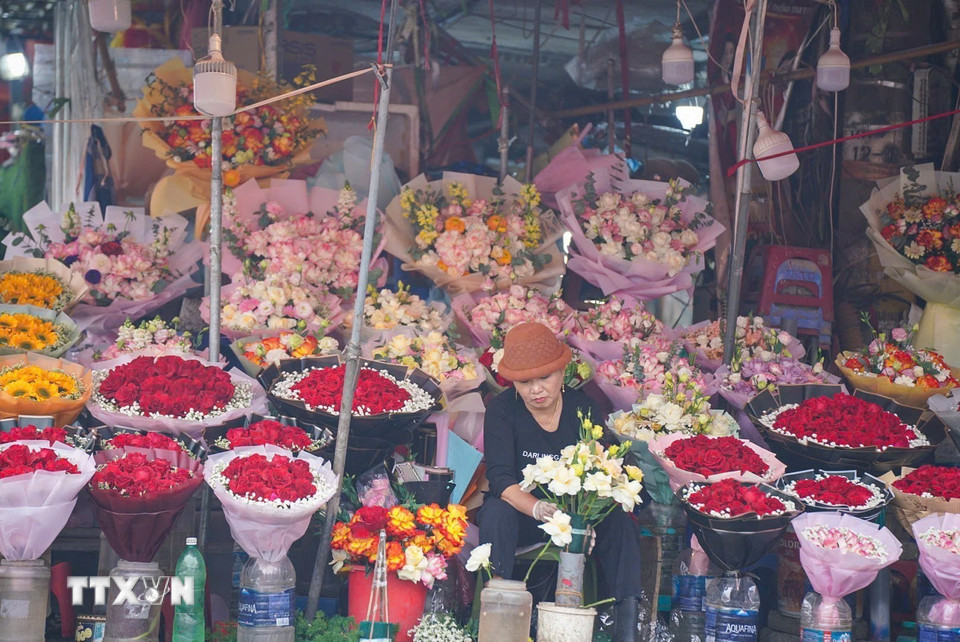 Trong dịp này, giá hoa tươi tăng nhưng không làm giảm lượng hoa bán ra thị trường. (Ảnh: Khánh Hòa/TTXVN)
