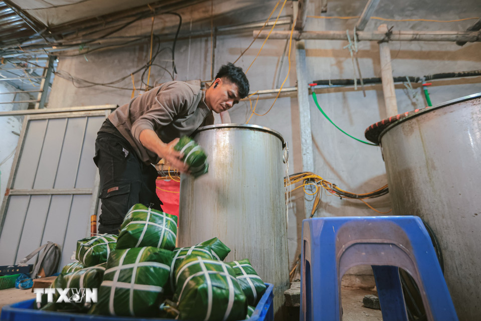 Bánh chưng Tranh Khúc được xếp vào nồi đun điện, mỗi nồi chứa được khoảng 450 chiếc bánh. (Ảnh: Hoàng Hiếu /TTXVN)