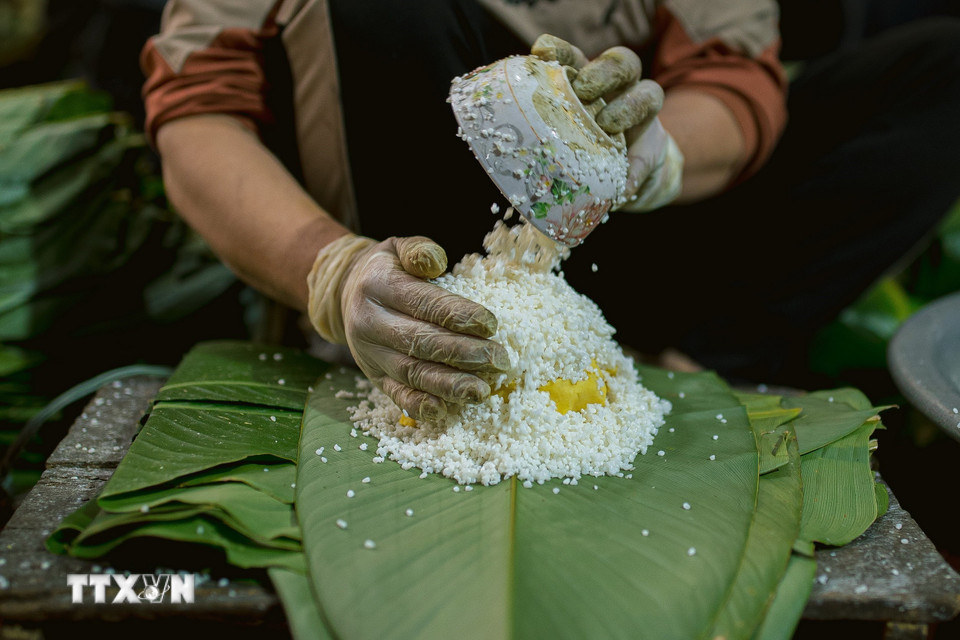 Bánh chưng Tranh Khúc luôn được gói bằng tay, giúp bánh chắc, khi luộc dền, dẻo. (Ảnh: Phạm Tuấn Anh/TTXVN)