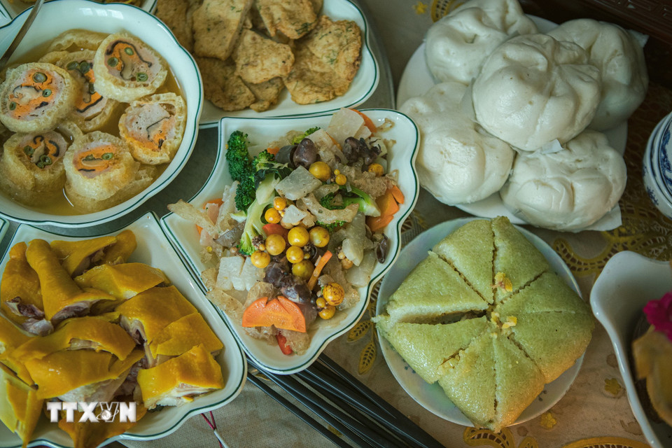Bánh chưng Tranh Khúc là món ăn thường thấy trên mâm cỗ của người Hà Thành. (Ảnh: Phạm Tuấn Anh/TTXVN)