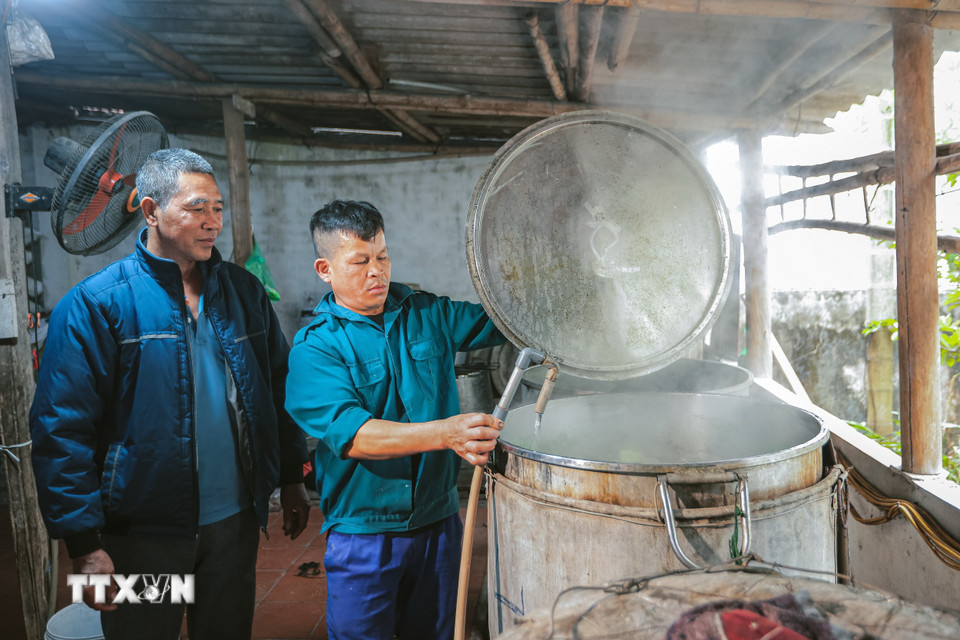 Sau khoảng 1-1,5 tiếng, người dân nơi đây lại thêm nước lạnh vào nồi điện, sau khi luộc 10-2 tiếng bánh sẽ dền, ngon. (Ảnh: Hoàng Hiếu/TTXVN)