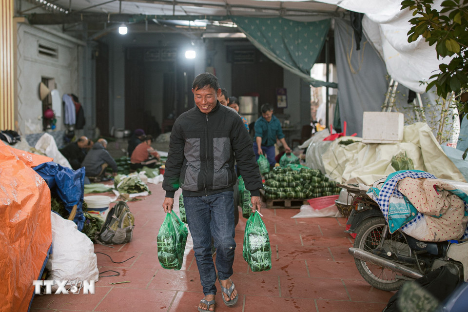 Vào vụ tết Ất Tỵ, hộ gia đình ông Nguyễn Văn Điềm trung bình mỗi ngày xuất đi hơn 1.500 bánh, tạo việc làm cho 13 lao động địa phương. (Ảnh: Phạm Tuấn Anh/TTXVN)