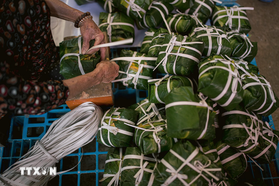 Mỗi thợ gói bánh chưng Tranh Khúc thường mất 20-30 giây để hoàn thành xong một chiếc bánh. (Ảnh: Phạm Tuấn Anh/TTXVN)