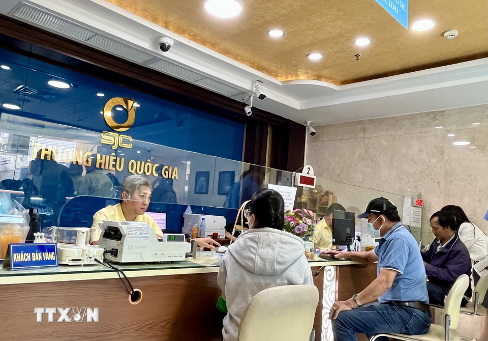 Người dân giao dịch vàng tại Trung tâm SJC trên đường Nguyễn Thị Minh Khai, quận 3, Thành phố Hồ Chí Minh. (Ảnh: Hứa Chung/TTXVN)