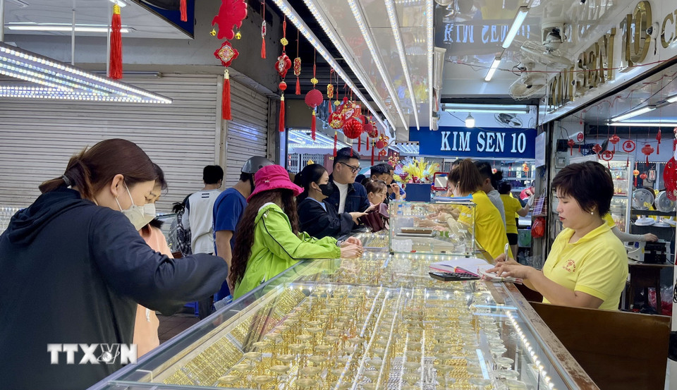 Nhiều người mua vàng ở khu phố Vàng bạc, quận 5, Thành phố Hồ Chí Minh. (Ảnh: Hứa Chung/TTXVN)