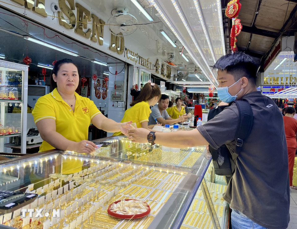 Khách mua tại một tiệm vàng ở khu phố Vàng bạc, quận 5, Thành phố Hồ Chí Minh. (Ảnh: Hứa Chung/TTXVN)
