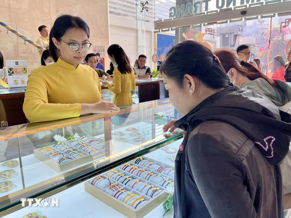 Vàng nhẫn, vàng miếng Thần Tài... là những sản phẩm yêu thích được nhiều người lựa chọn mua trong dịp vía Thần Tài năm nay. (Ảnh: Hứa Chung/TTXVN)