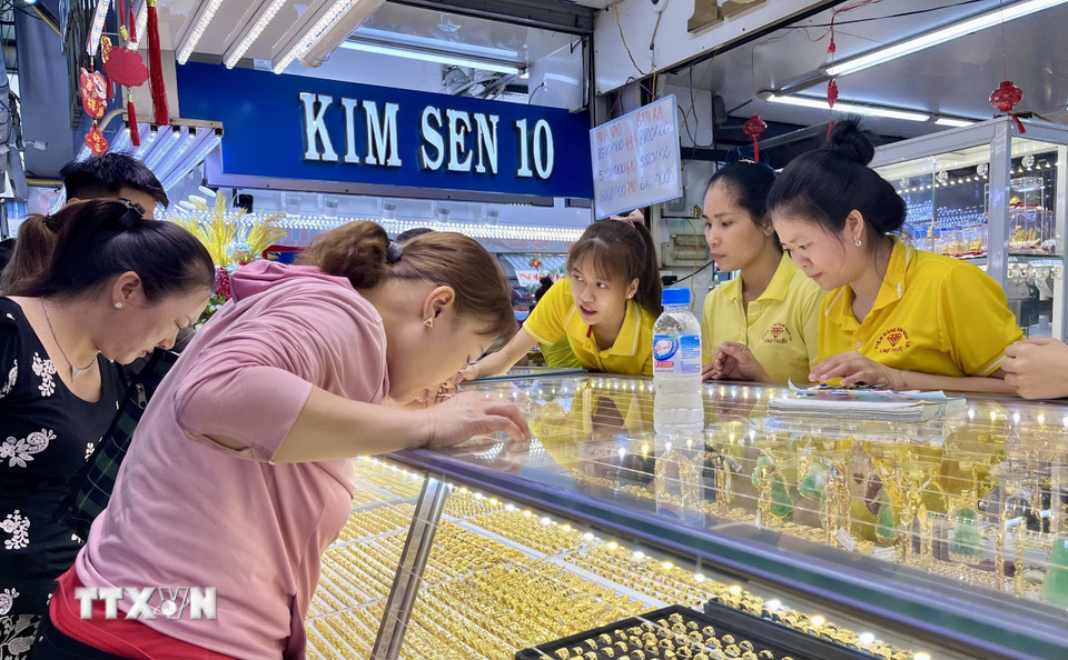 Khách mua vàng trong Ngày vía Thần Tài tại một tiệm vàng ở khu phố Vàng bạc, quận 5, Thành phố Hồ Chí Minh. (Ảnh: Hứa Chung/TTXVN)