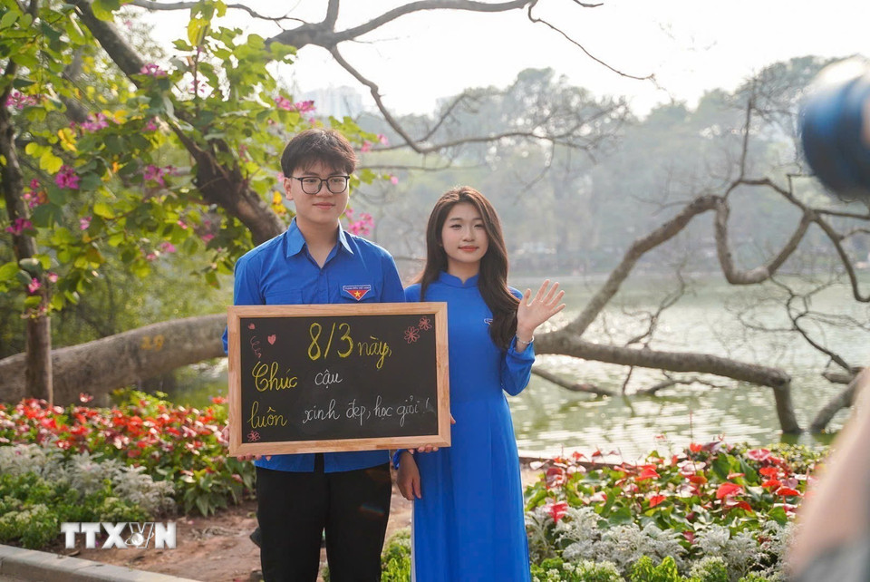 Nhắn gửi những lời yêu thương đến một nửa thế giới. (Ảnh: Khánh Hòa/TTXVN)