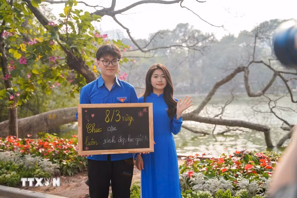 Nhắn gửi những lời yêu thương đến một nửa thế giới. (Ảnh: Khánh Hòa/TTXVN)