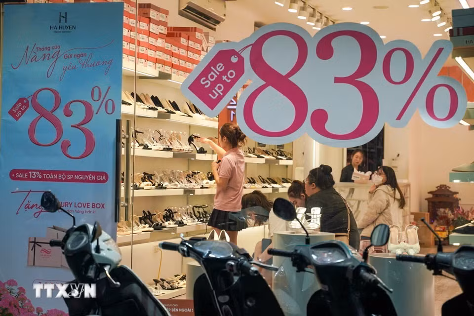 Nhiều cửa hàng giảm giá mạnh nhân ngày Quốc tế phụ nữ 8/3. (Ảnh: Khánh Hòa/TTXVN)