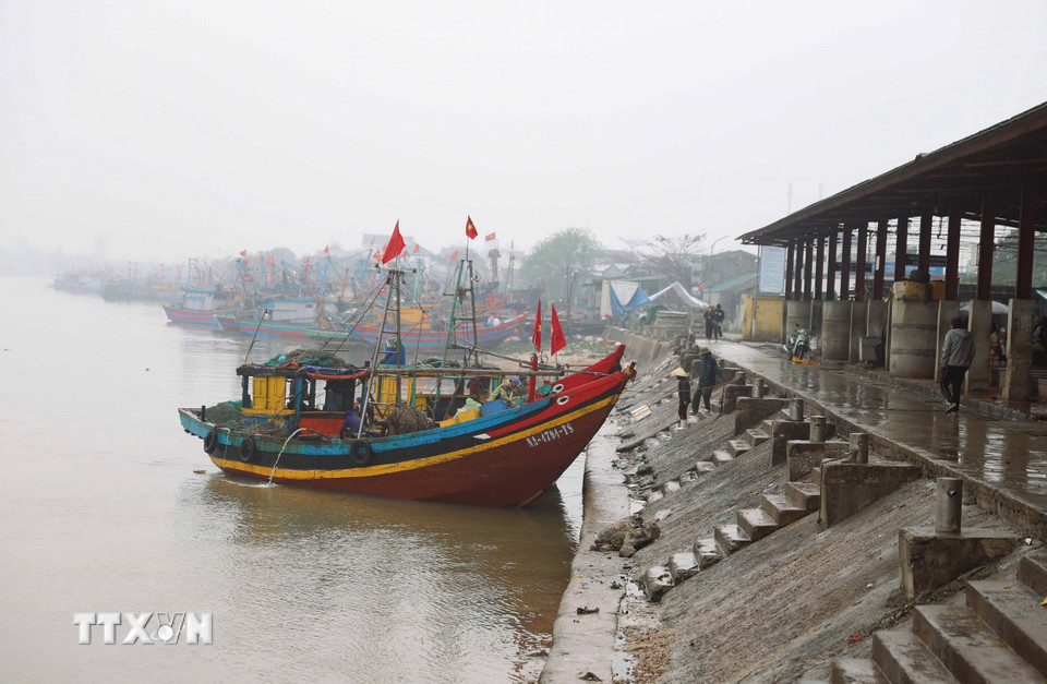 Thời tiết rét đậm, ngư dân ít ra khơi nên cảng cá Lạch Vạn, xã Ngọc Bích, không còn tấp nập cảnh buôn bán của người dân, ra vào của hàng trăm lượt phương tiện tàu, thuyền. (Ảnh: Xuân Tiến/TTXVN)