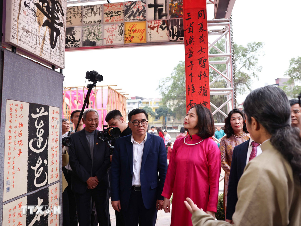 Phó Chủ tịch UBND thành phố Hà Nội Vũ Thu Hà cùng các đại biểu tham quan triển lãm thư pháp "Thực học." (Ảnh: Thanh Tùng/TTXVN)