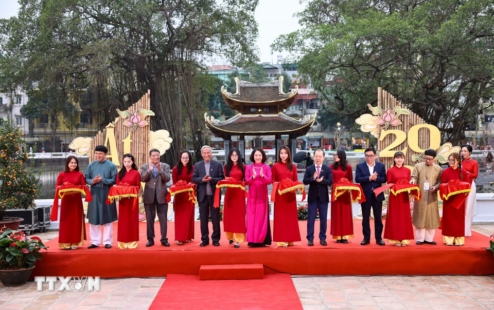 Đại biểu cắt băng khai mạc Hội chữ Xuân Ất Tỵ 2025 và triển lãm thư pháp "Thực học." (Ảnh: Thanh Tùng/TTXVN)