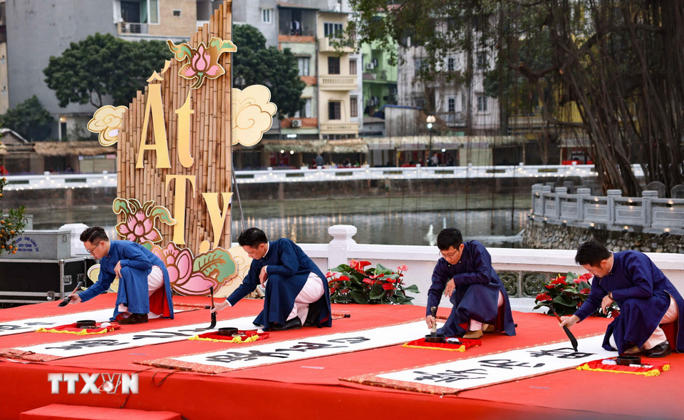 Trình diễn viết thư pháp trong lễ khai mạc. (Ảnh: Thanh Tùng/TTXVN)