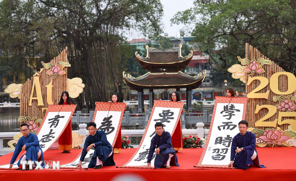 Trình diễn viết thư pháp trong lễ khai mạc. (Ảnh: Thanh Tùng/TTXVN)