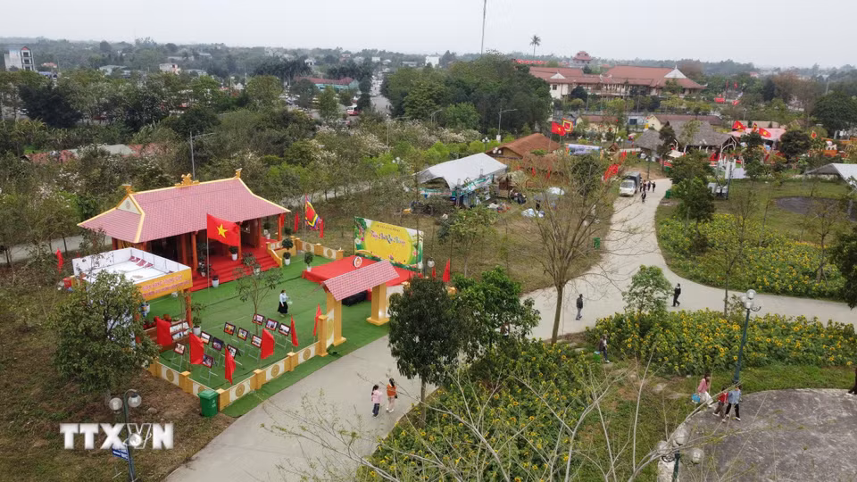 Tại khu vực đồi Phú Bùng, trại văn hóa của các huyện thị đã sẵn sàng phục vụ người dân và du khách về trẩy hội Đền Hùng. (Ảnh: Tạ Toàn/TTXVN)