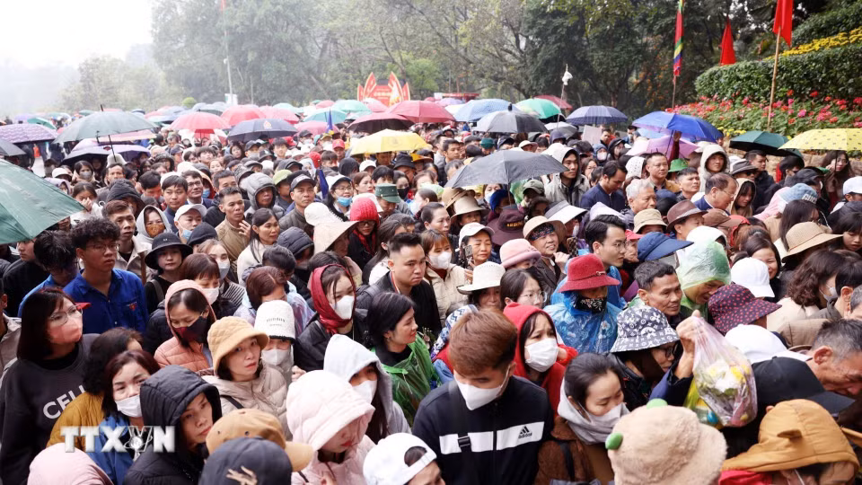 Ngày 30/3/2025, mặc dù trời mưa rét nhưng vẫn rất đông du khách về Đền Hùng dâng hương tri ân công đức Tổ tiên. (Ảnh: Tạ Toàn/TTXVN)
