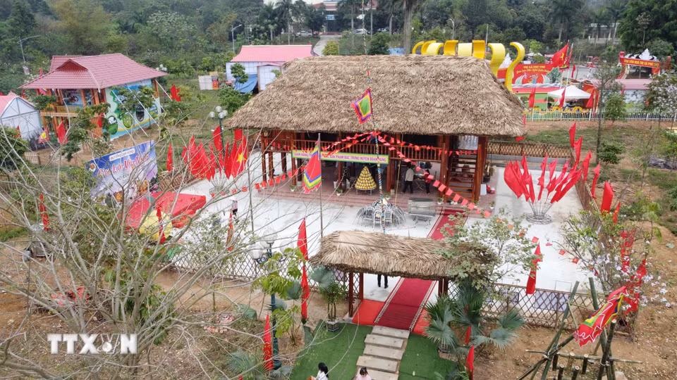 Trại văn hóa của huyện Hạ Hòa phục vụ du khách đến dâng hương và dự lễ hội tại khu di tích lịch sử Đền Hùng. (Ảnh: Tạ Toàn/TTXVN)