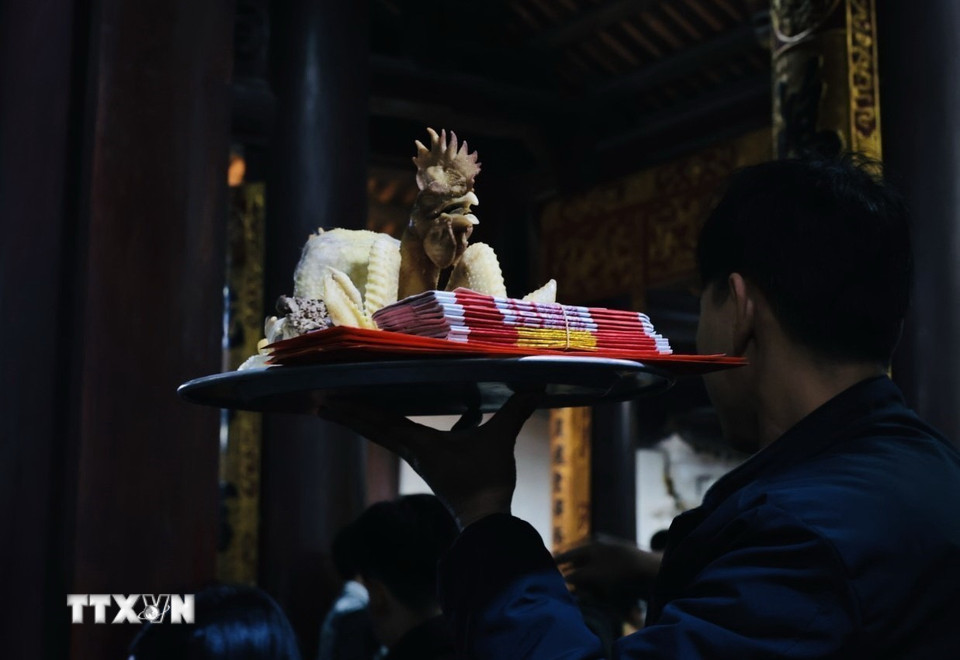 Du khách dâng lễ tại đền Trình. (Ảnh: Trần Việt/TTXVN)
