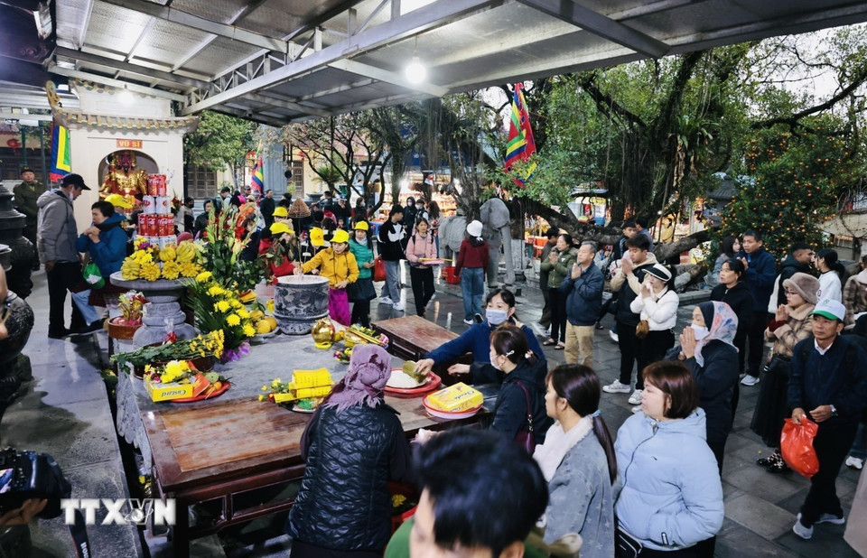 Du khách đi lễ cầu may đầu năm tại lễ hội chùa Hương 2025. (Ảnh: Trần Việt/TTXVN)