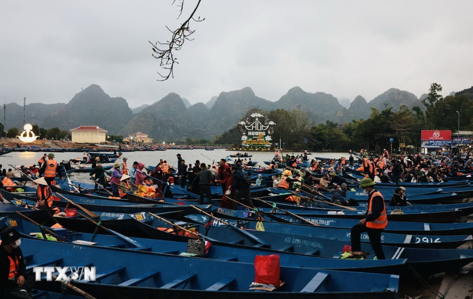 Du khách tại bến Đục trong ngày khai hội chùa Hương 2025. (Ảnh: Trần Việt/TTXVN)