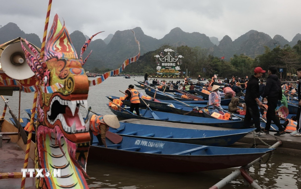 Bến đò đưa du khách đi khai hội chùa Hương 2025. (Ảnh: Trần Việt/TTXVN)