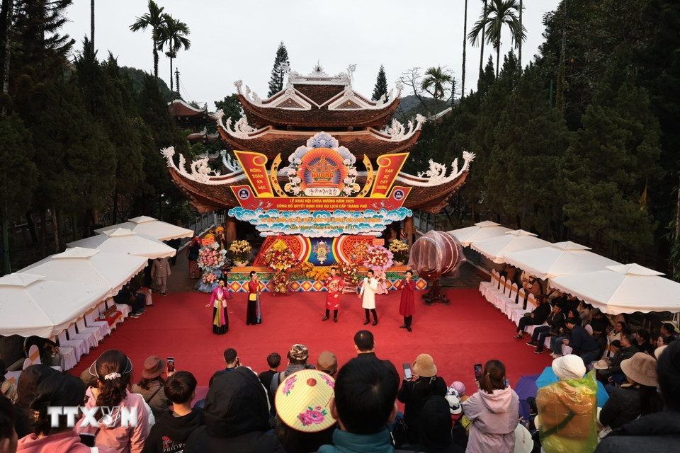 Chương trình văn nghệ tại lễ khai hội chùa Hương 2025. (Ảnh: Trần Việt/TTXVN)